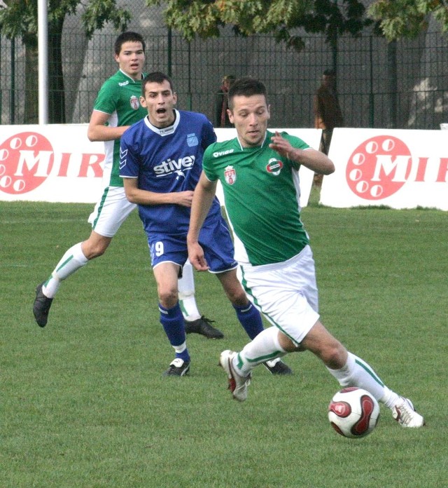 Dariusz Rolak (z piłką) zapewnił wygraną Radomiakowi w Piasecznie. 