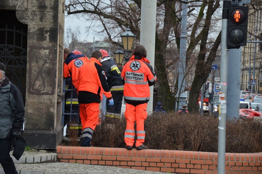 Wrocław: Z Odry przy moście Pomorskim wyłowiono martwego człowieka (ZDJĘCIA)