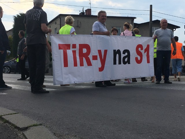 Protest na DK78 w Mierzęcicach: mieszkańcy blokowali drogę. 7 lipca 2017