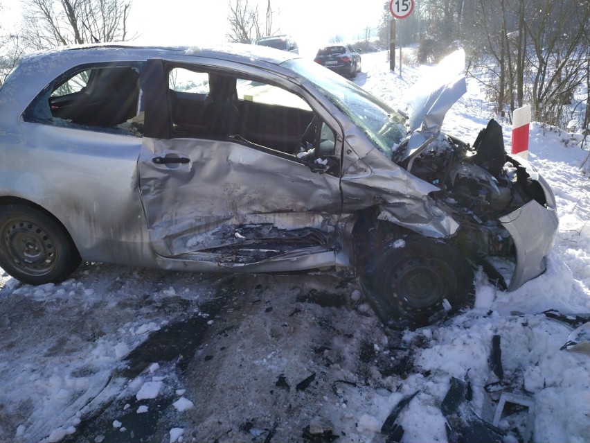 Wypadek na trasie Suraż - Kowale. Toyota zderzyła się z autem dostawczym. Jedna osoba poszkodowana [ZDJĘCIA]