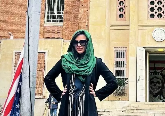 Whitney Wright pozuje przed dawną ambasadą USA w Teheranie