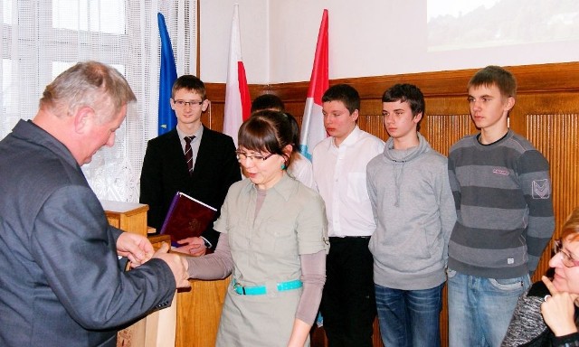 Koncepcję transportu publicznego Aneta Skwirowska i uczniowie przekazali burmistrzowi.