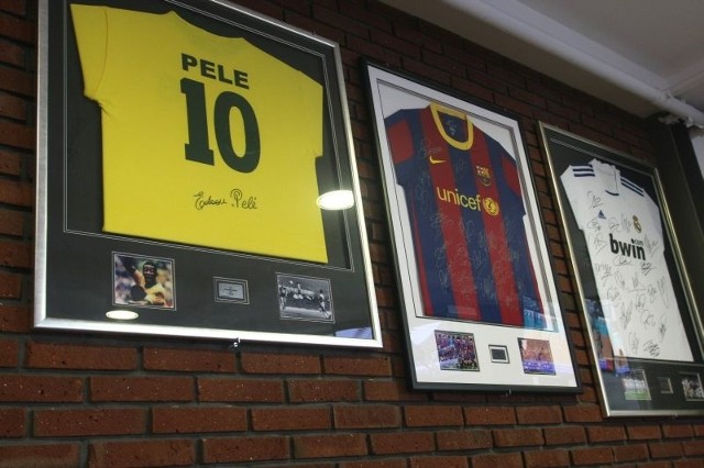 Koszulka legendy światowego futbolu, brazylijskiego napastnika Pele wisi obok tych z autografami piłkarzy Barcelony i Realu Madryt.