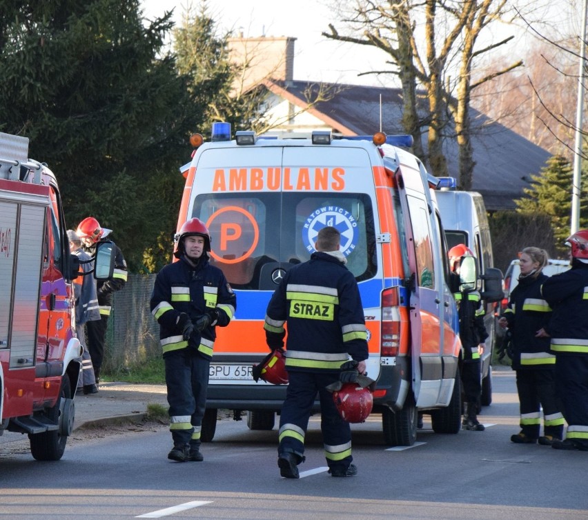 Wypadek w Połchowie. 49-latek volkswagenem wjechał w skrzynkę z gazem. Został odwieziony do szpitala [ZDJĘCIA, WIDEO]