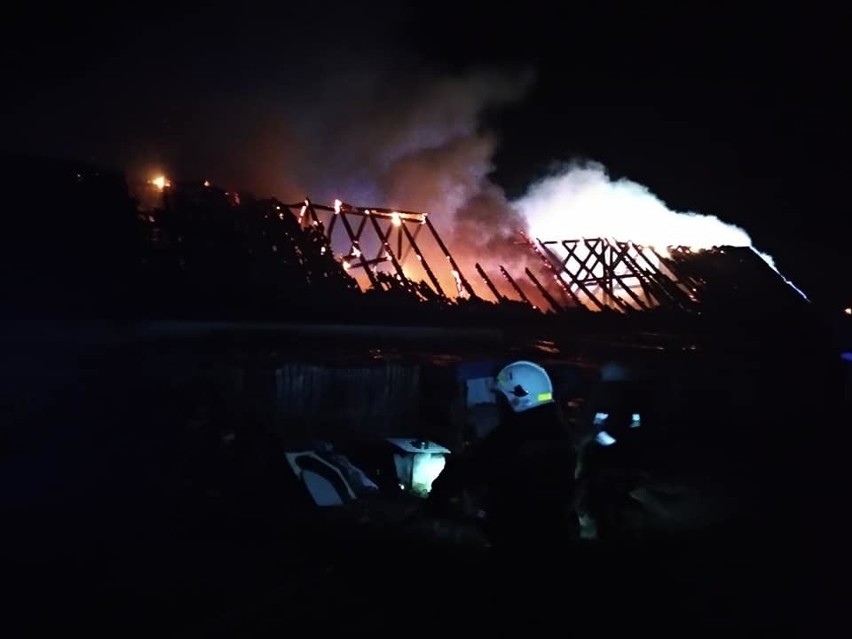 Pożar w Cetuniu w koło Polanowa. Płonął budynek gospodarczy. Pożar gasiło 11 jednostek straży pożarnej [zdjęcia]