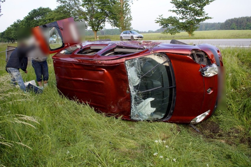 Czołowe zderzenie BMW i Renaulta w miejscowości Domaradz,...