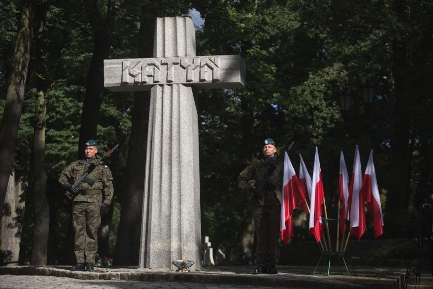 Uroczystości pod Krzyżem Katyńskim na słupskim cmentarzu