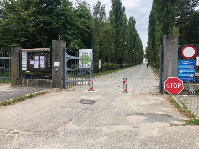 To kolejna kolizja, do której doszło na cmentarzu komunalnym w Opolu z powodu słupków. Wcześniej swój pojazd uszkodziła tam kobieta, która również nie zauważyła podnoszącej się blokady.