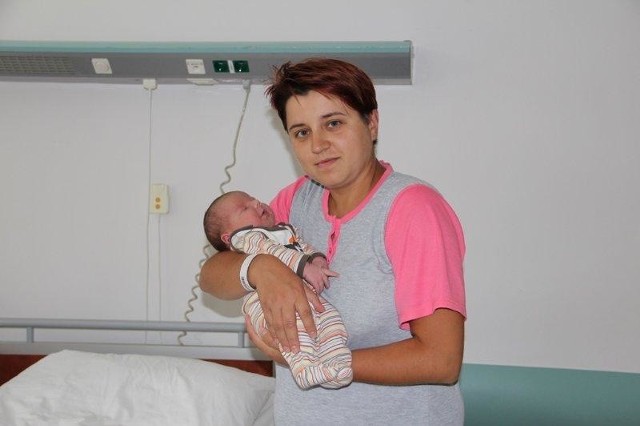 Mikołaj Karłowicz, syn Agnieszki i Artura z Nowej Wsi. Urodził się 23 sierpnia, ważył 4 kg i mierzył 56 cm. W domu czekała na niego trzyletnia siostra Emilia. Na zdjęciu z mamą
