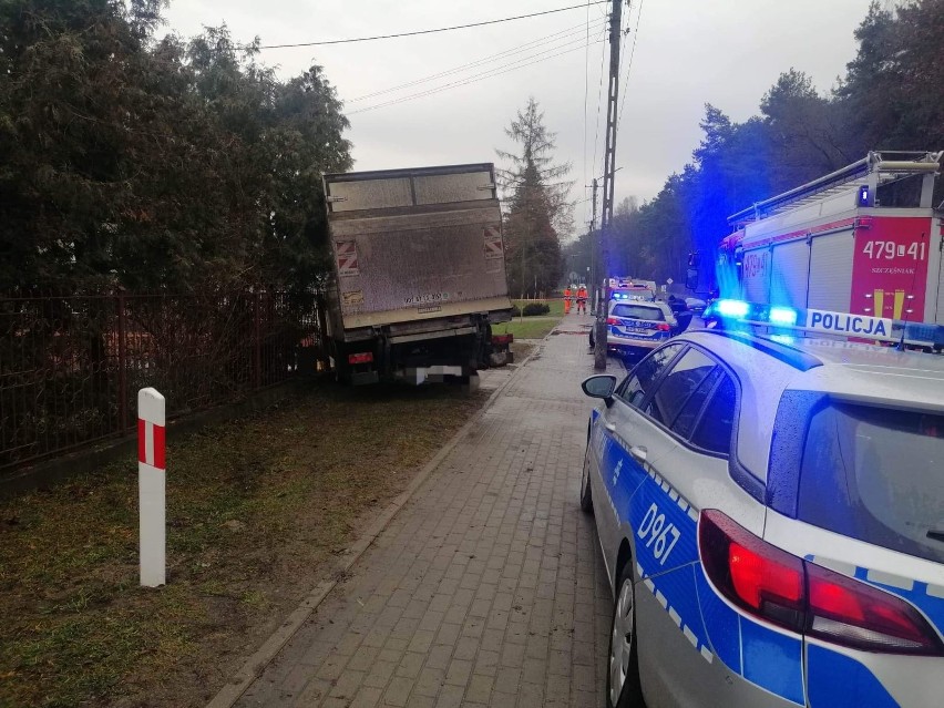 Stoczek Łukowski. 54-latek zasłabł za kierownicą i uderzył w ogrodzenie. Nie żyje