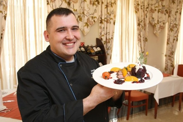 Hubert Sanecki, szef kuchni Willi Hueta w Kielcach poleca na świąteczny obiad delikatną kaczkę z burakiem.