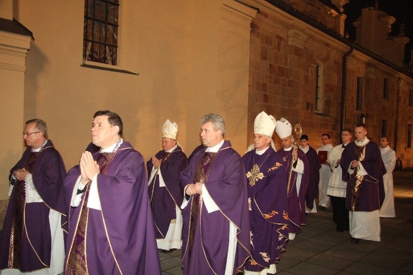 Uroczysta msza w pierwszą rocznicę ingresu biskupa Jana Piotrowskiego do kieleckiej katedry 