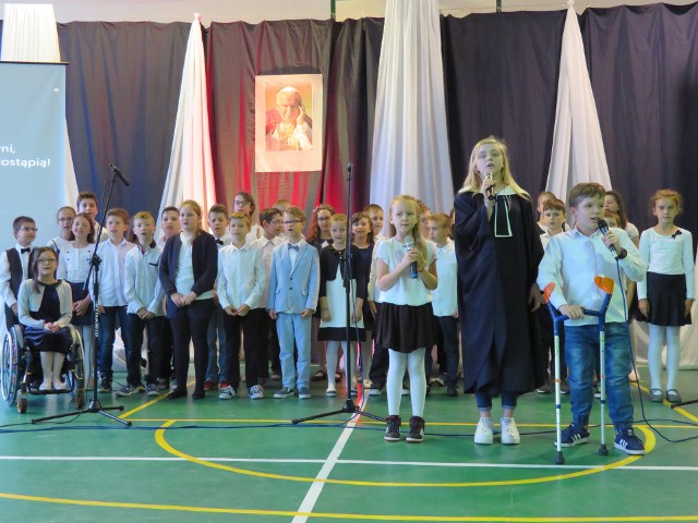 Uczniowie z Publicznej Szkoły Podstawowej numer 14 uczcili pamięć Jana Pawła II.