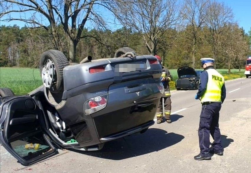 Dziękonie. Groźny wypadek. Mitsubishi dachowało na DK 65 (zdjęcia)