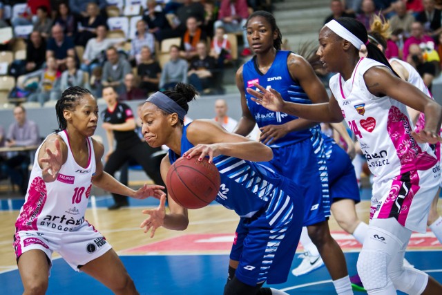 Nicole C. Michael (z piłką) w poprzednim sezonie była podstawową koszykarką drużyny z Polkowic.