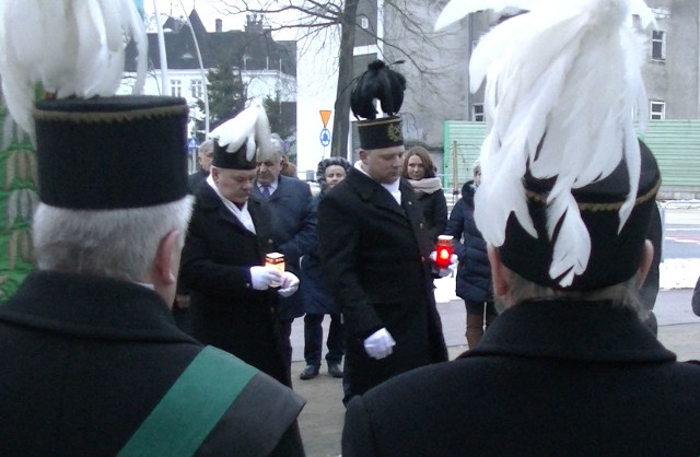 W sobotę delegacja górników w kopalni „Wujek”, działacze Solidarności, oraz ci wszyscy, dla których Janek był symbolem walki o wolną Polskę spotkali się przy jego grobie, potem zapalili znicze pod pomnikiem poświęconym jego pamięci.