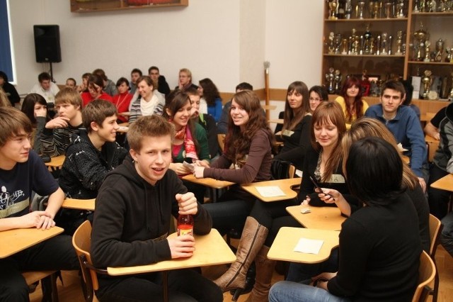 Najpierw w szkole polska i niemiecka młodzież mówiła o swoich miastach, potem ruszyli na zwiedzanie Świnoujścia.