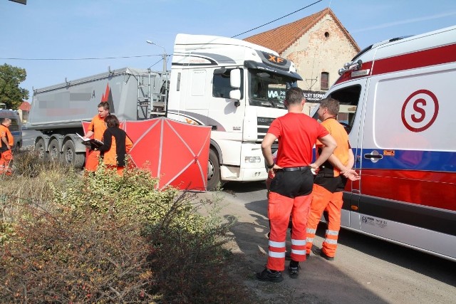 Śmiertelny wypadek w Pietrzykowicach. Tir potrącił 60-letniego mężczyznę