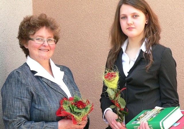 Żaneta Kłos, maturzystka buskiego &#8222;ekonomika&#8221;, finalistka II Olimpiady Hotelarskiej - na zdjęciu z opiekun Barbarą Cieplińską - matematyki bała się mniej niż języka polskiego.