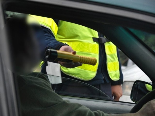 Policjant po służbie zatrzymał pijanego kierowcę. 65-latek miał niemal dwa promile alkoholu.