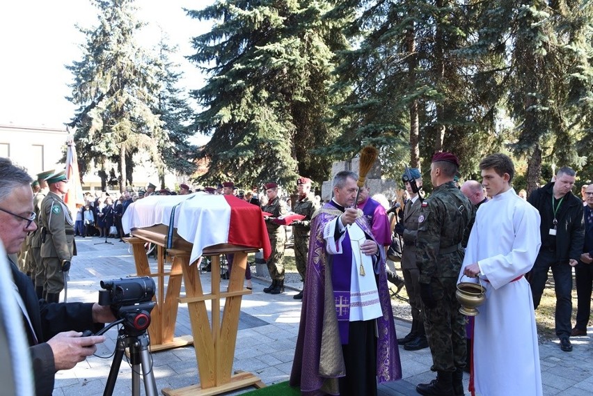 Nowy Sącz. Tłumy sądeczan na powtórnym pochówku gen. Bronisława Pierackiego