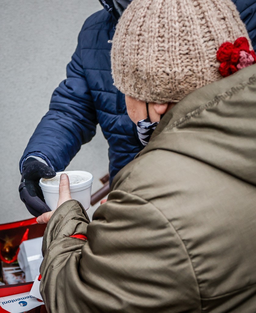 Mieszkanka Nowego Portu rozdawała obiady potrzebującym. Wraz ze znajomymi ugotowała kilkaset porcji bigosu i żurku