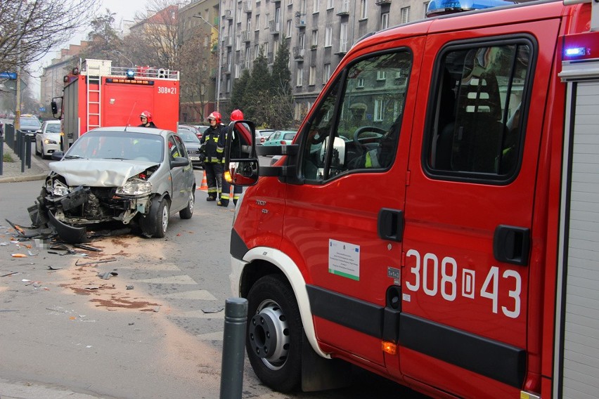 Zderzenie trzech samochodów na skrzyżowaniu ul.Wyszyńskiego...