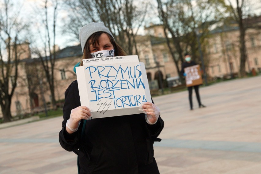 Przez centrum Lublina przeszedł niecodzienny protest przeciw zaostrzeniu prawa aborcyjnego
