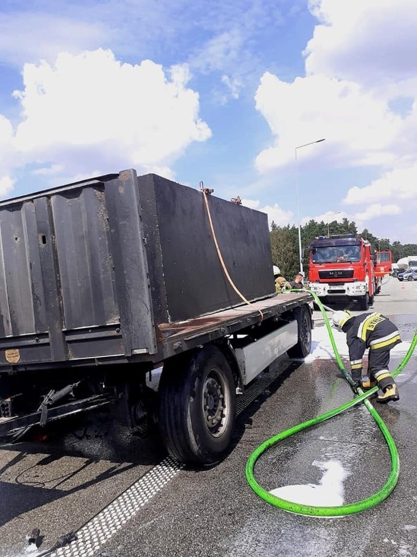 Pożar samochodu ciężarowego na S8 pod Tomaszowem Maz. Pomogli świadkowie zdarzenia