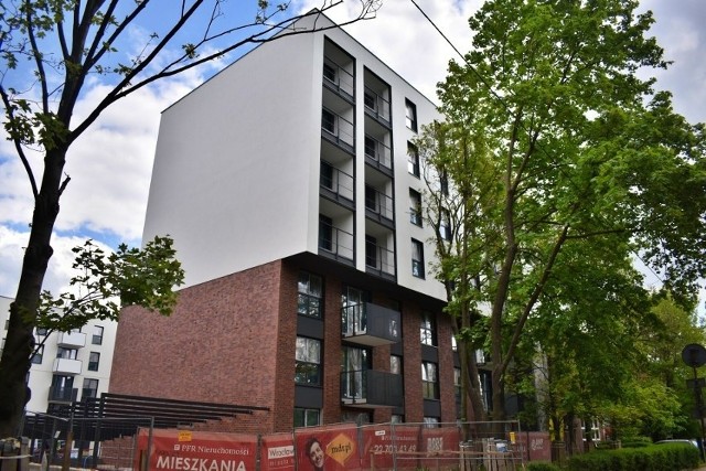 Nowe osiedle w ramach rządowego programu Mieszkania Plus powstało we Wrocławiu. To pierwsza tego typu inwestycja w mieście. Kto ma największą szanse otrzymać klucze? Sprawdź szczegóły w galerii >>>