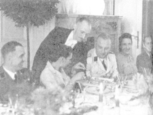 Przyjęcie w kasynie gestapo przy ul Jagiellońskiej 12.  W jasnym mundurze Karl Heinz Rux, szef bydgoskiej tajnej policji politycznej, obok jego żona Greta i kelner Kazimierz Szymkowiak