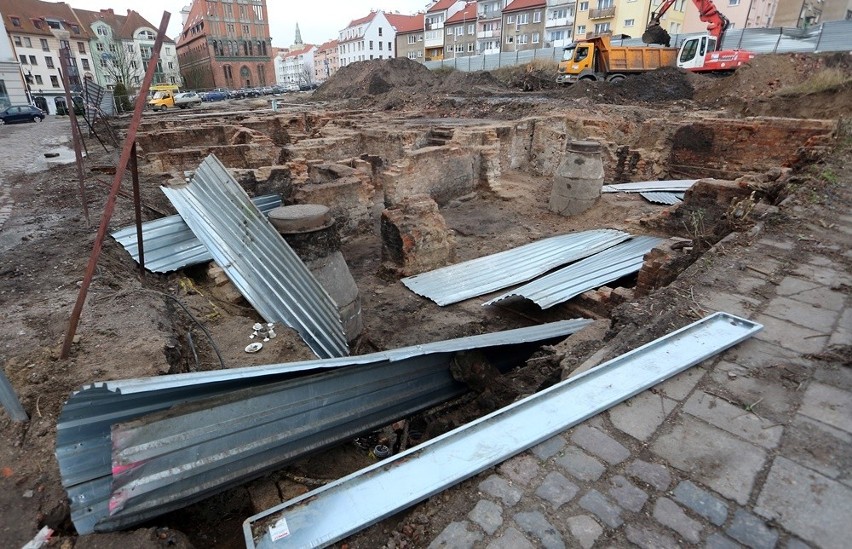 Na Podzamczu silny wiatr zniszczył blaszany płot.