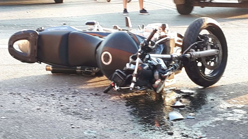 Groźny wypadek pod Wrocławiem. Zderzenie motocyklisty i dwóch samochodów [ZDJĘCIA]