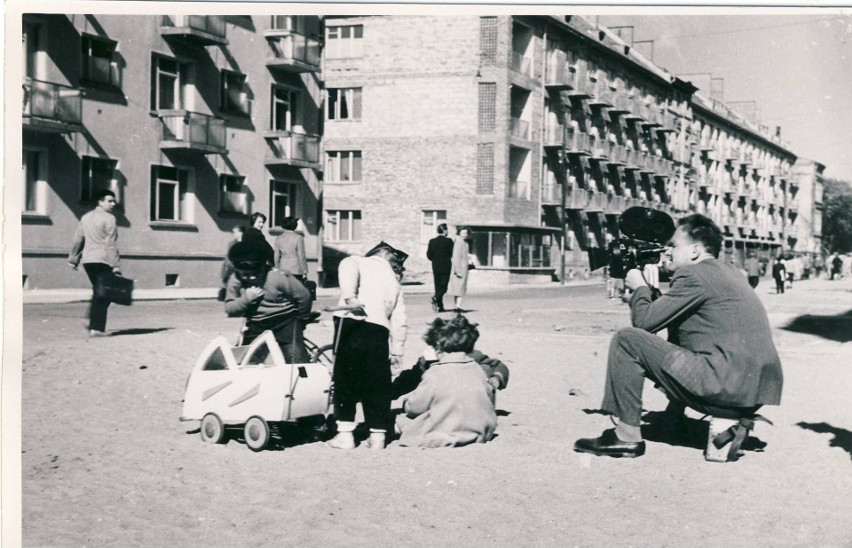 Rok 1959, Koszalin, ulica Zwycięstwa. Przechodnie zwracają...