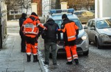 Kujawsko-Pomorskie. Jeden z bezdomnych koczuje w windzie, drugi - 3 metry pod ziemią. Jeszcze inny - w dziurze w lesie