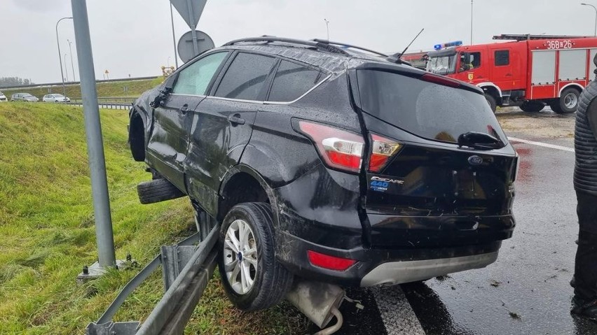 Ford uderzył w bariery na autostradzie A1 w powiecie...