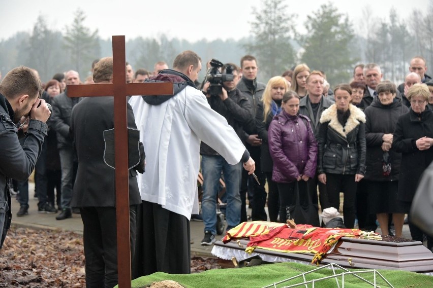 Białystok. Pogrzeb Pawła Klima. Kibice oddali mu hołd (zdjęcia, wideo)