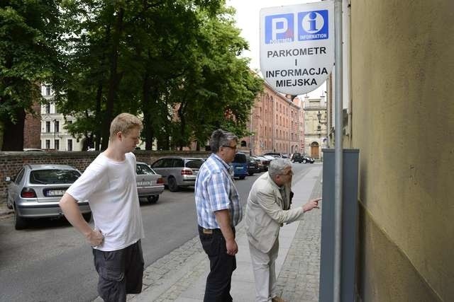 Większość torunian płacze i płaci za parkowanie, bo brak biletu parkingowego za szybą jest dość kosztowny.