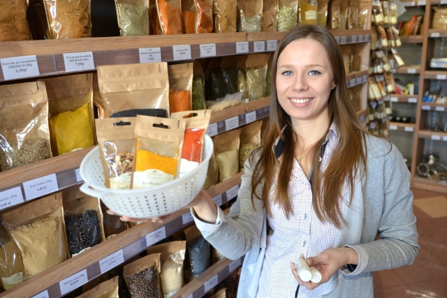 Właścicielka sklepu Swoyskie z Domowej Spiżarni  - Karolina Zawierucha prezentuje formę do sera i zestaw przypraw.