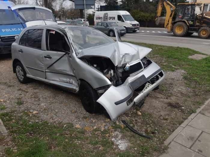 W czwartkowe popołudnie tramwaje nie mają lekko. Jedno auto wjechało prosto na szyny, a drugie zaklinowało się między tramwajem a busem 