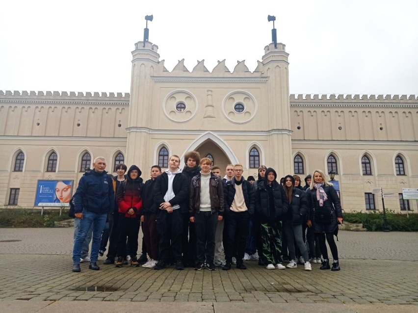Uczniowie „Piłsudczyków” z Zespołu Szkół w Pionkach uczestniczyli w „żywej lekcji historii” w Lublinie. Zobacz zdjęcia