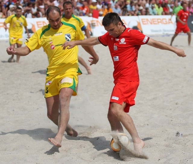 Wojciech Pięta (z prawej) na plaży występuje w barwach Team Baltica Słupsk.