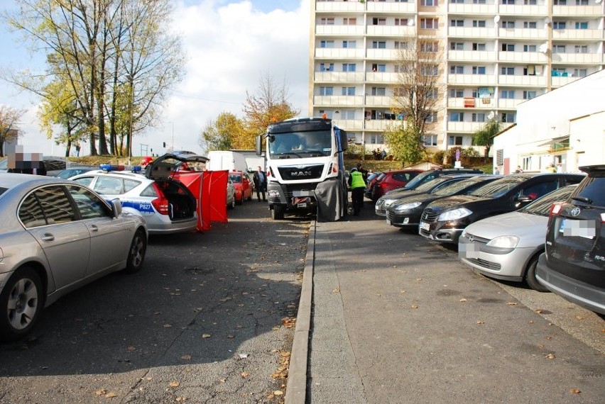 74-latek zginął pod kołami ciężarówki. Policja szuka...