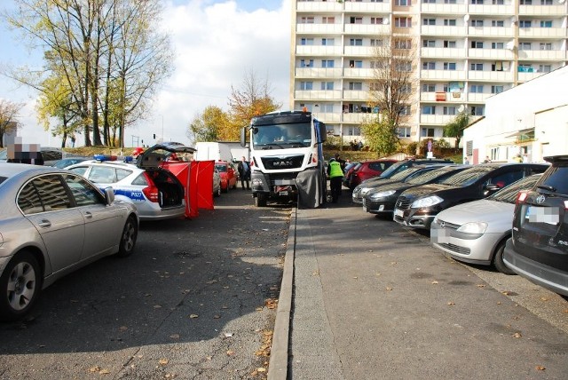 74-latek zginął pod kołami ciężarówki. Policja szuka świadków