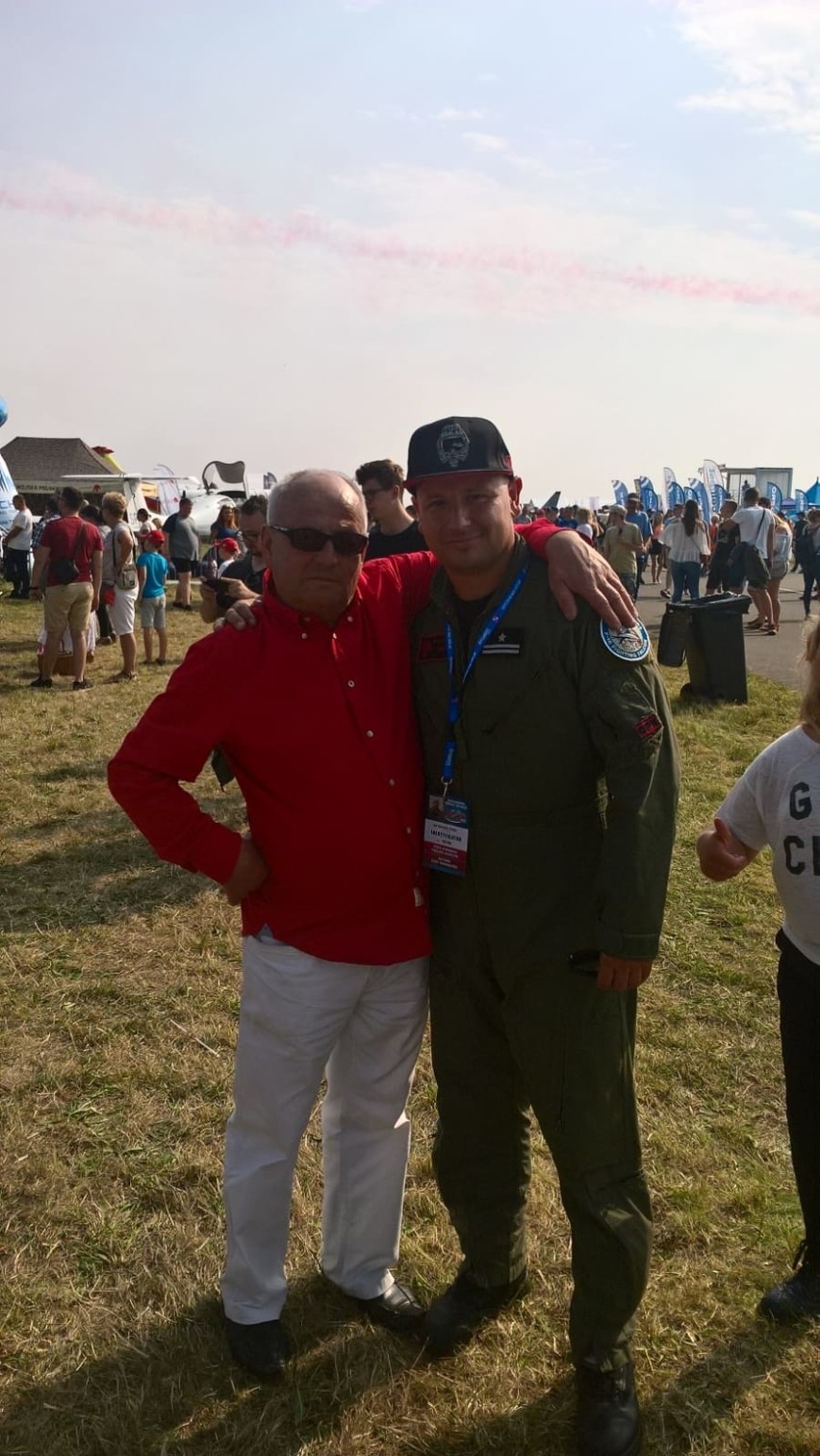 Dominik Duda z tatą podczas jednego z pokazów lotniczych