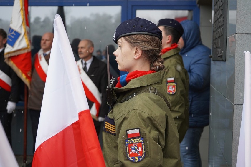 Przed bramą nr. 1 Zakładów Azotowych w Puławach odbyły się obchody 40. rocznicy wprowadzenia stanu wojennego