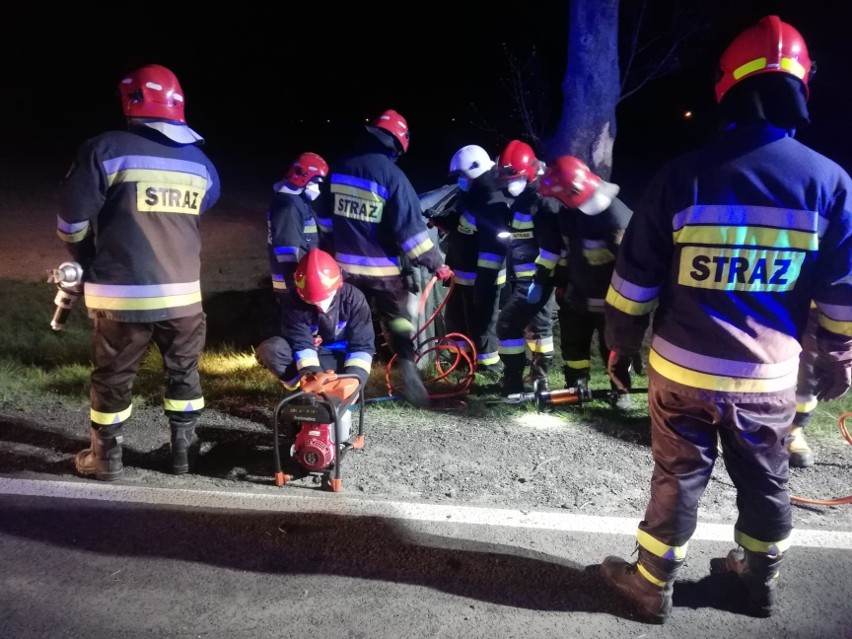 Wypadek koło Sieradza. 20-latek w stanie ciężkim, poszukiwany kierowca drugiego samochodu , który odjechał bez udzielenia pomocy