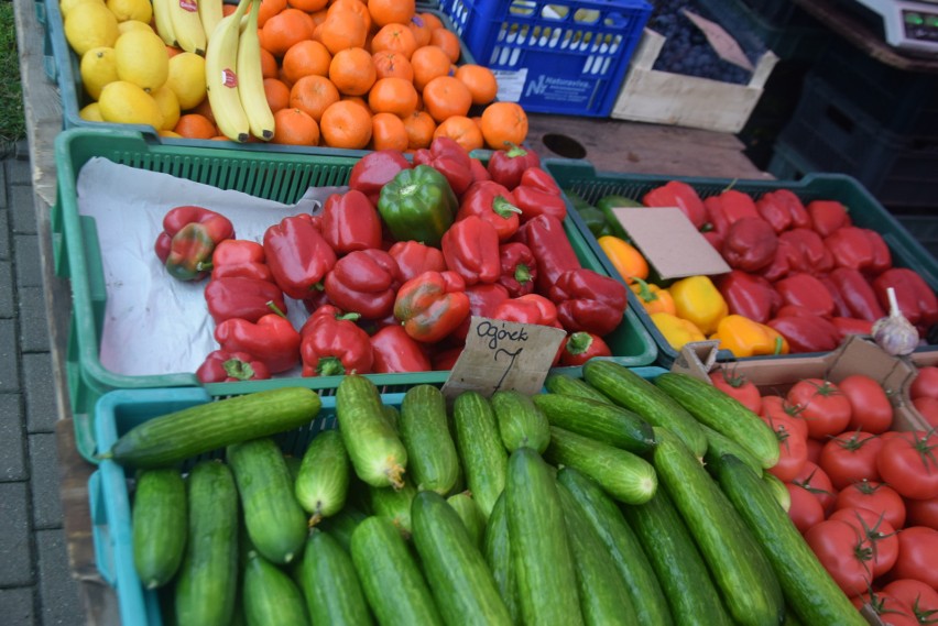 Niedziela 22 października na targu w Wierzbicy. Powodzeniem cieszyły owoce, warzywa i ubrania. W jakich były cenach?