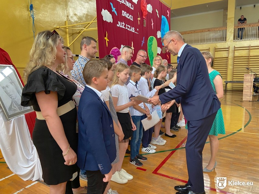 Uroczyste zakończenie roku szkolnego w Szkole Podstawowej numer 25 w Kielcach. Gościem był prezydent Kielc Bogdan Wenta