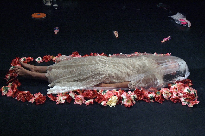 Barbara Bujakowska w autorskim pokazie "Swan... like II"